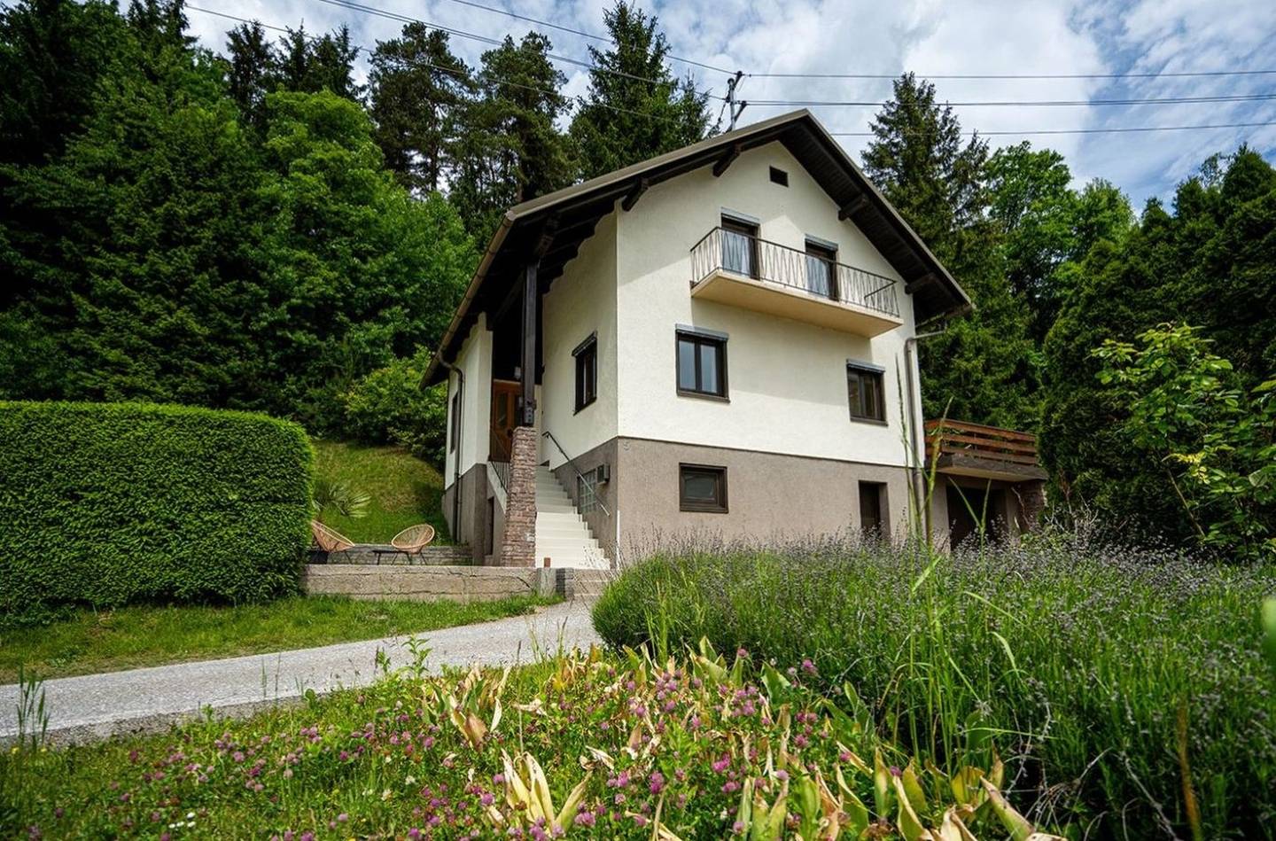 Sonnige Familienwohnung mit Garten und Bergblick