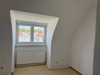 Apartment in need of renovation in 8010 Graz – top price € 115,000 – Fifth floor without elevator, very good city centre location, very good infrastructure, with cellar storage, communal garden and bicycle parking in the courtyard