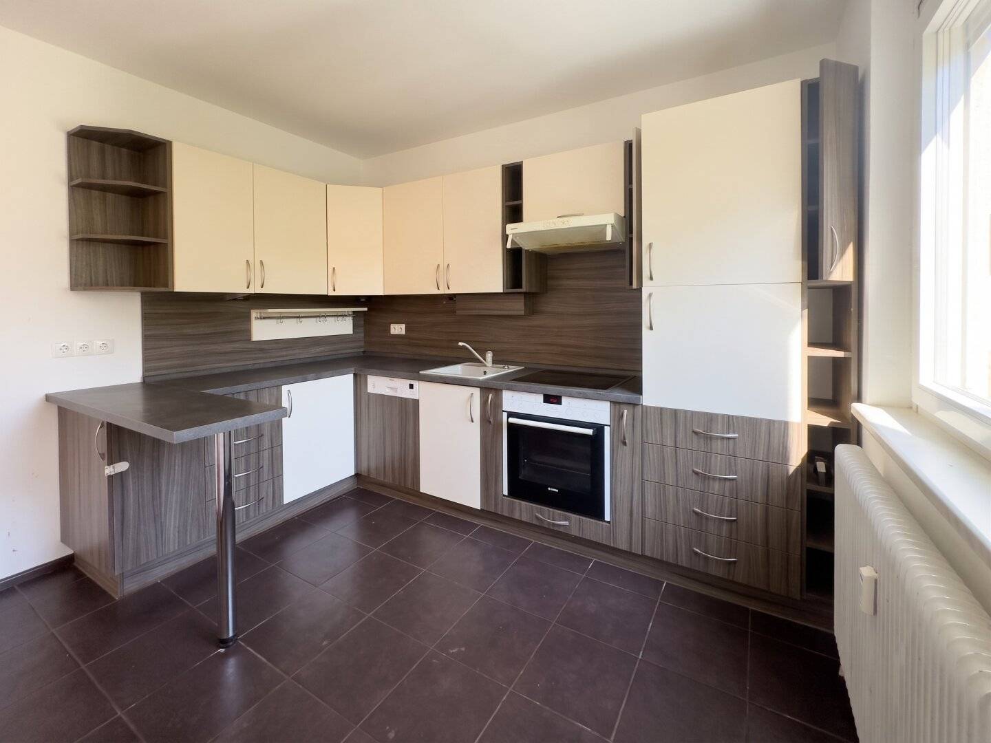 Immediately available – Spacious 3-room apartment with balcony and parking in Maria Enzersdorf