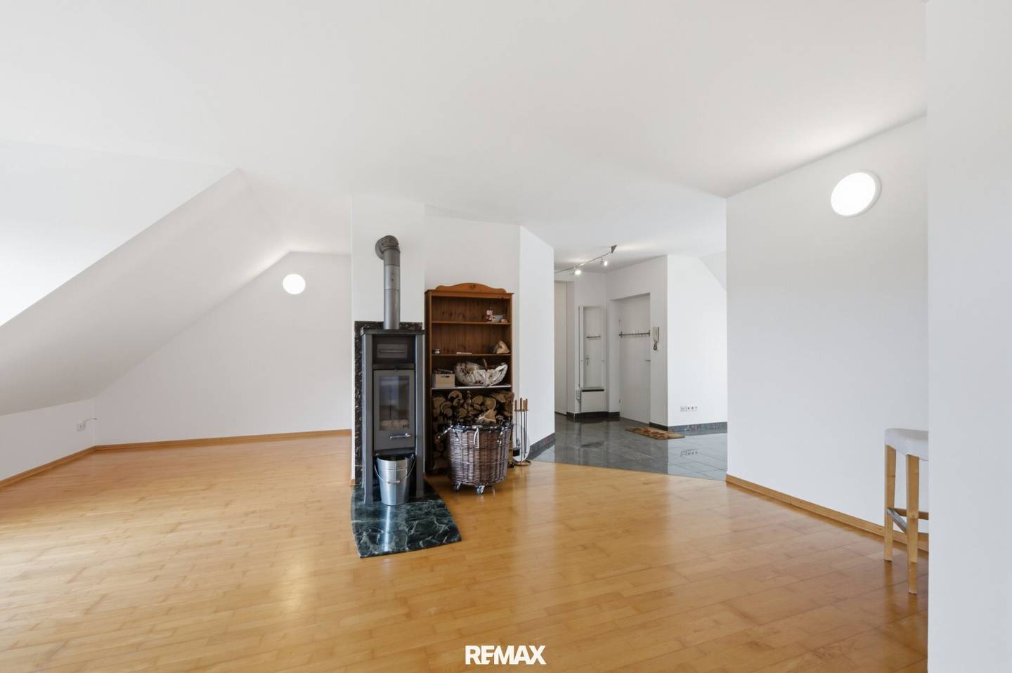 Moderne Wohnung mit Balkon und 2 PKW-Stellplätze: Wohnen in zentraler Lage von Hollabrunn!