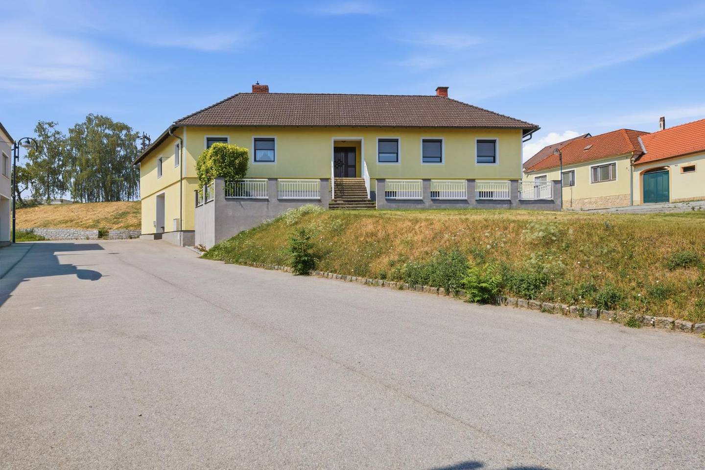 Well kept family apartment with private courtyard and terrace