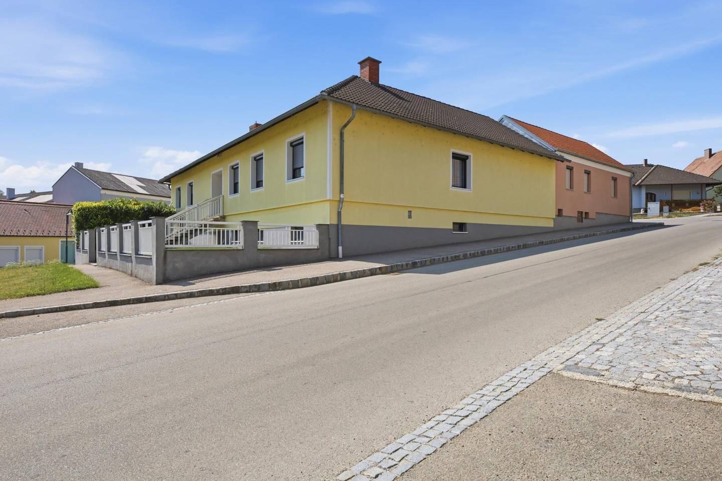 Well kept family apartment with private courtyard and terrace