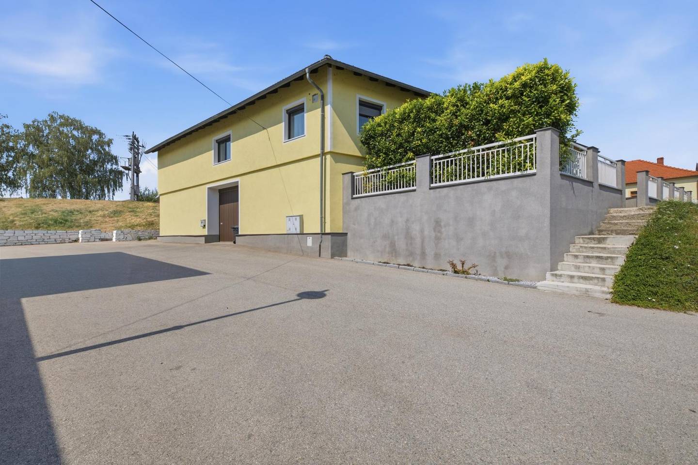 Well kept family apartment with private courtyard and terrace