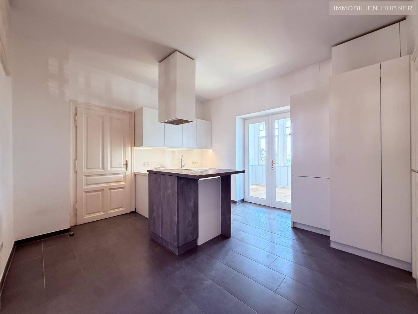 Generalsanierte Altbauwohnung mit Glasveranda