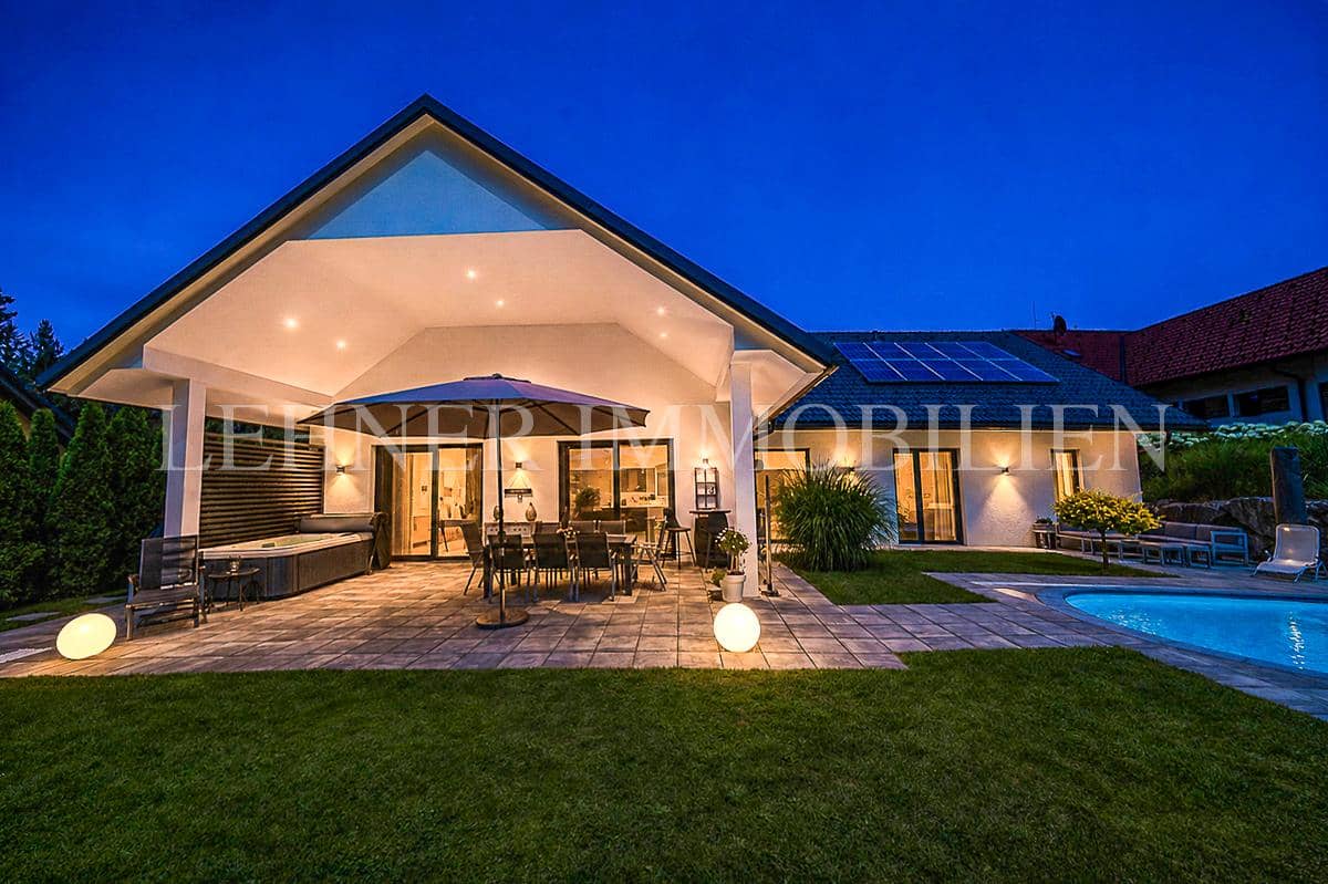 Sonnige Wohnung am Waldrand mit Pool und Smart Home