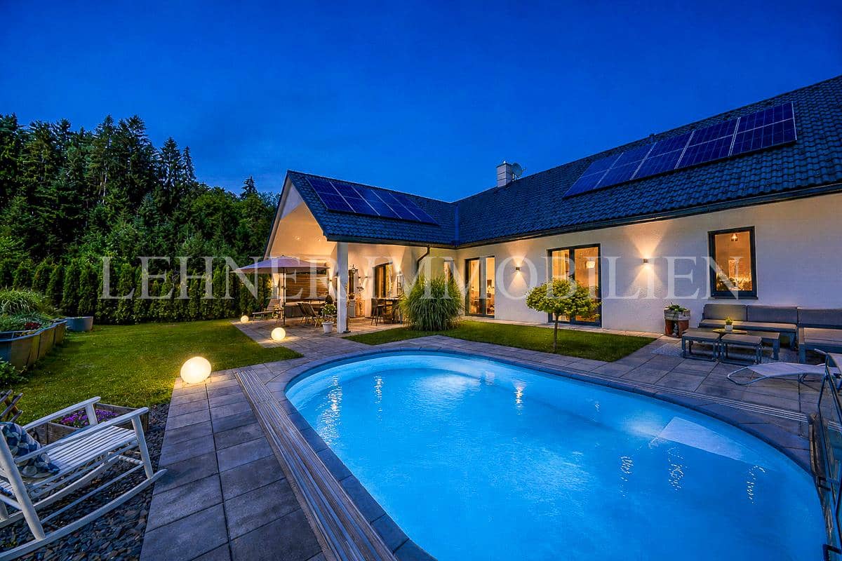 Sonnige Wohnung am Waldrand mit Pool und Smart Home