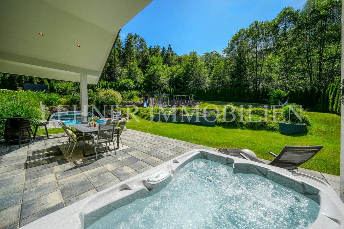 Sonnige Wohnung am Waldrand mit Pool und Smart Home
