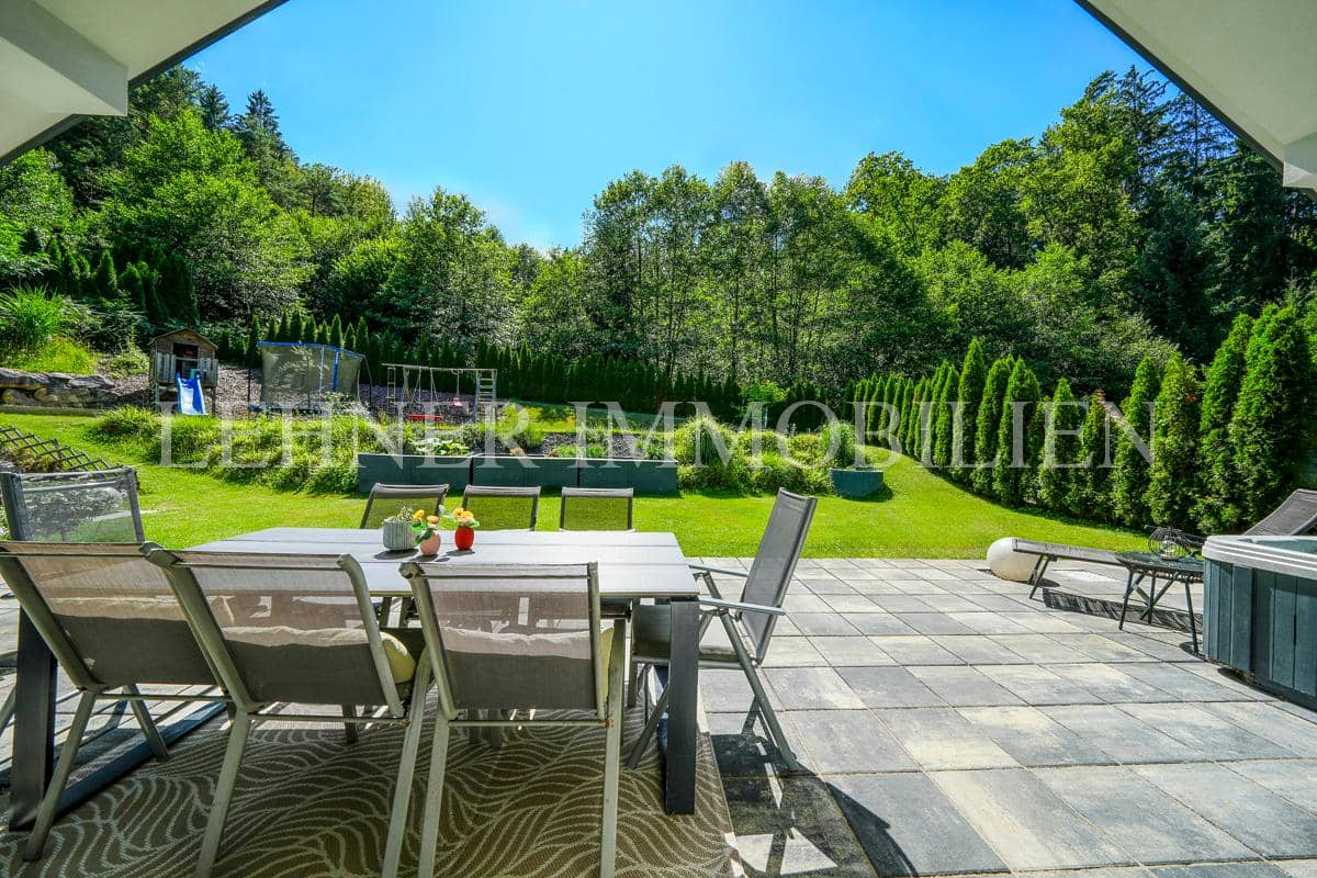 Sonnige Wohnung am Waldrand mit Pool und Smart Home