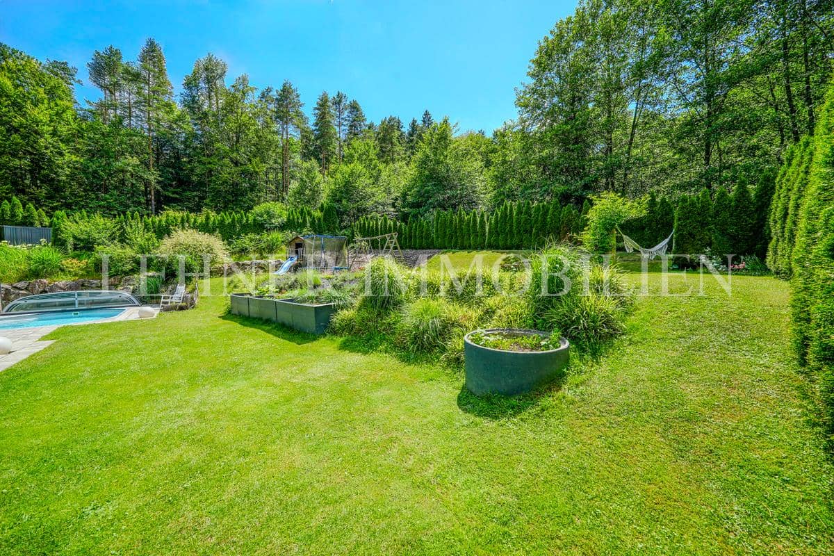 Erdgeschosswohnung am Waldrand mit Pool und Photovoltaik
