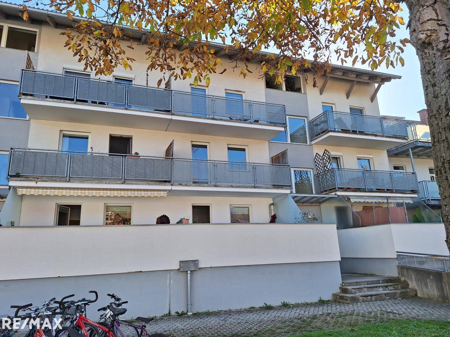Helle Garçonnière mit Balkon in ruhiger Lage