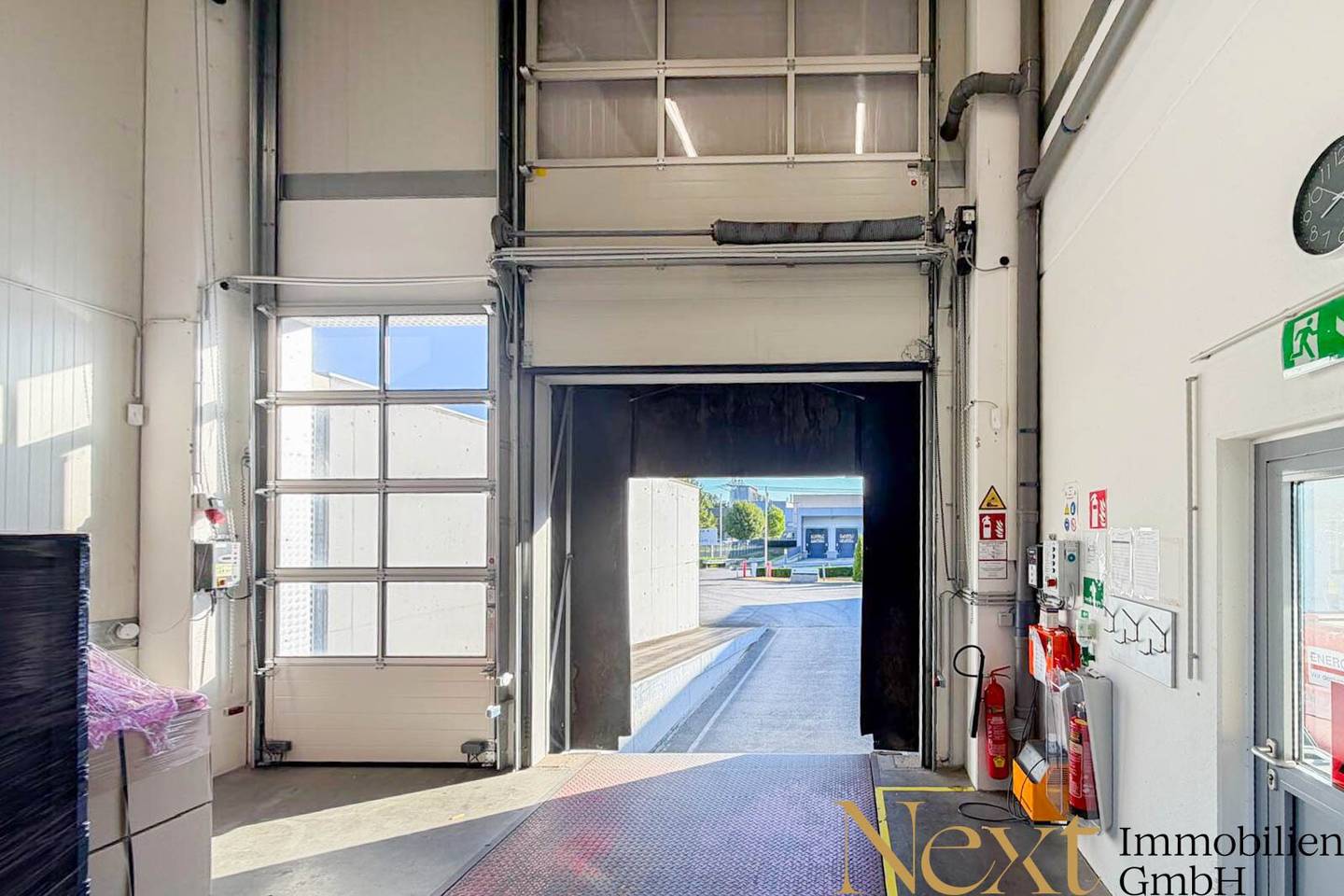 Hall with small office area in Linz commercial area for rent!