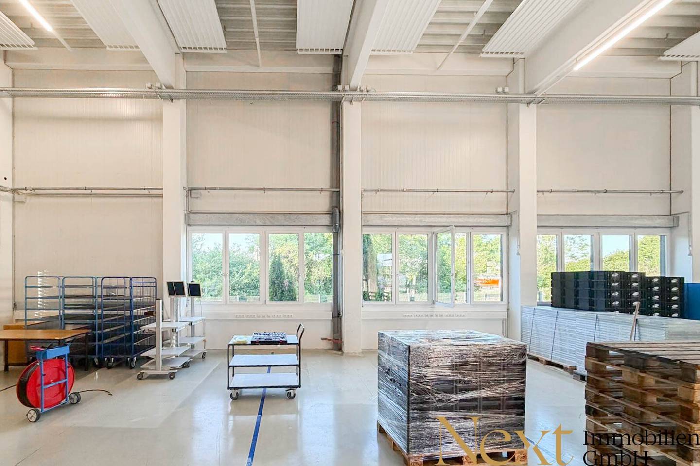 Hall with small office area in Linz commercial area for rent!