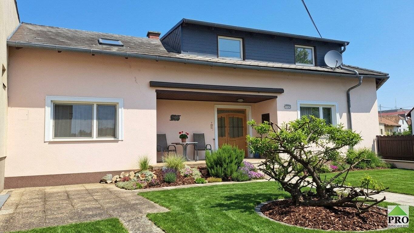 Großzügiges 7-Zi-Haus mit kleinem Garten, Terrasse &amp; 2 Stellplätzen in 2034 Großharras