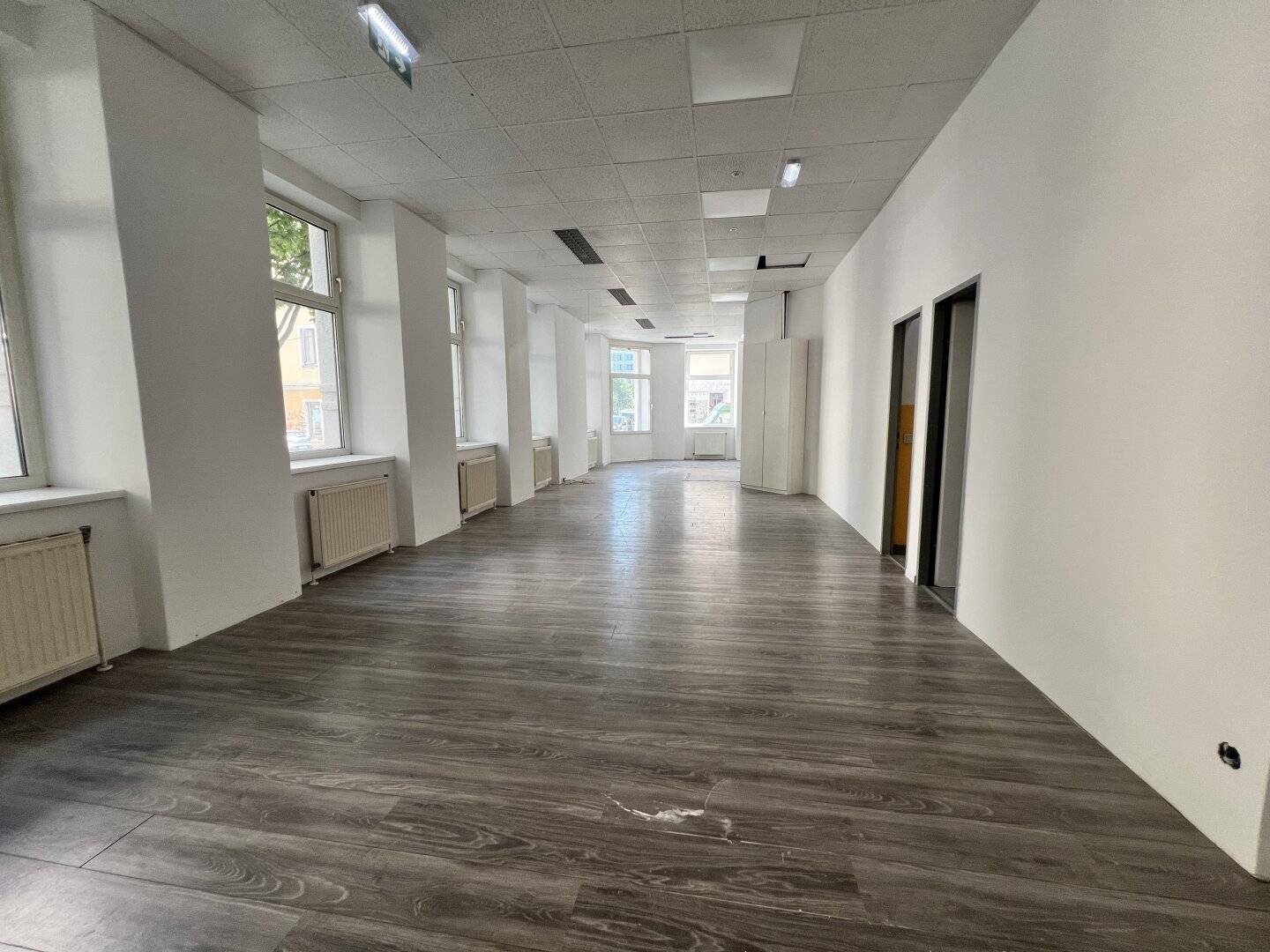 Spacious office showroom with 4 rooms, 2 WCs and large storage in 1050 Vienna 254 m² rental area