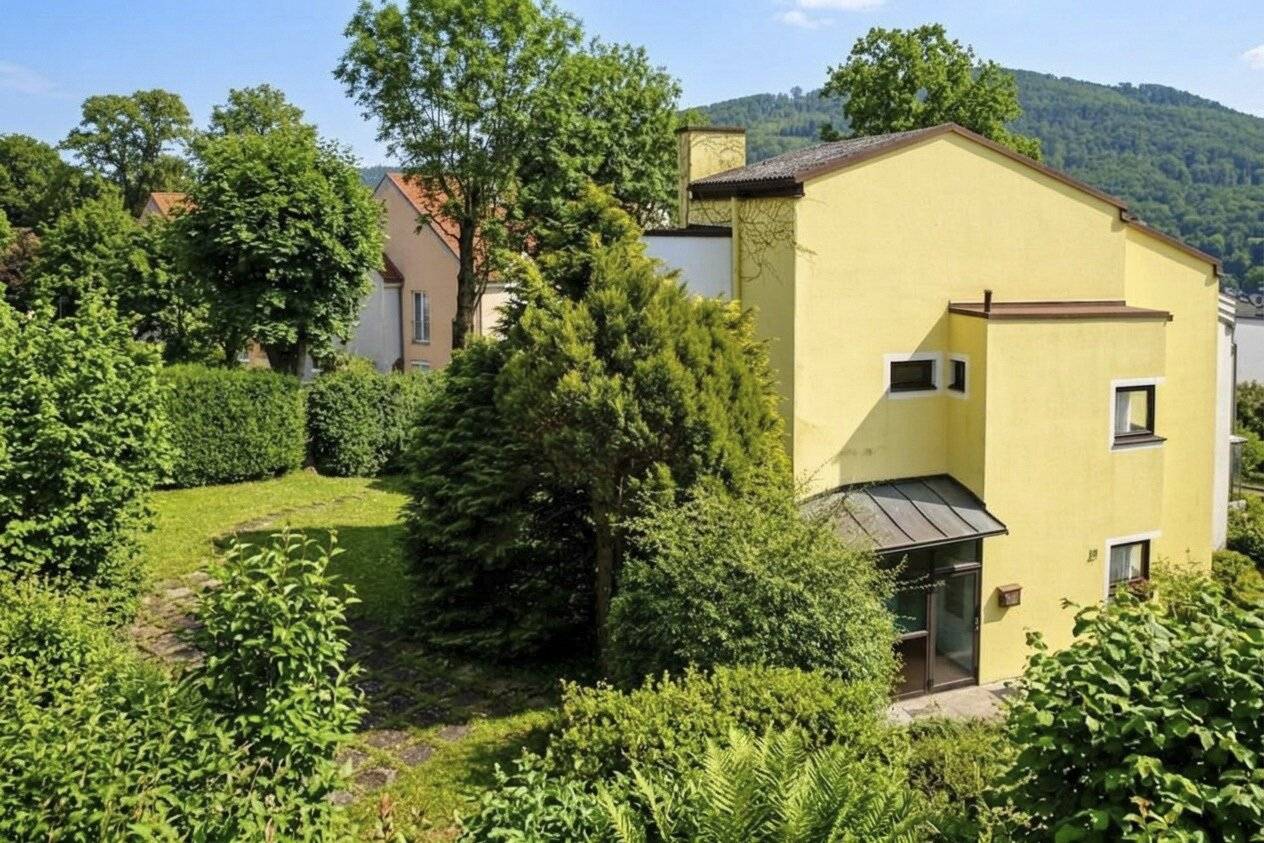 Eckreihenhaus mit traumhaft großem Garten - Einfamilienhauscharakter in zentrumsnaher Aussichtsslage