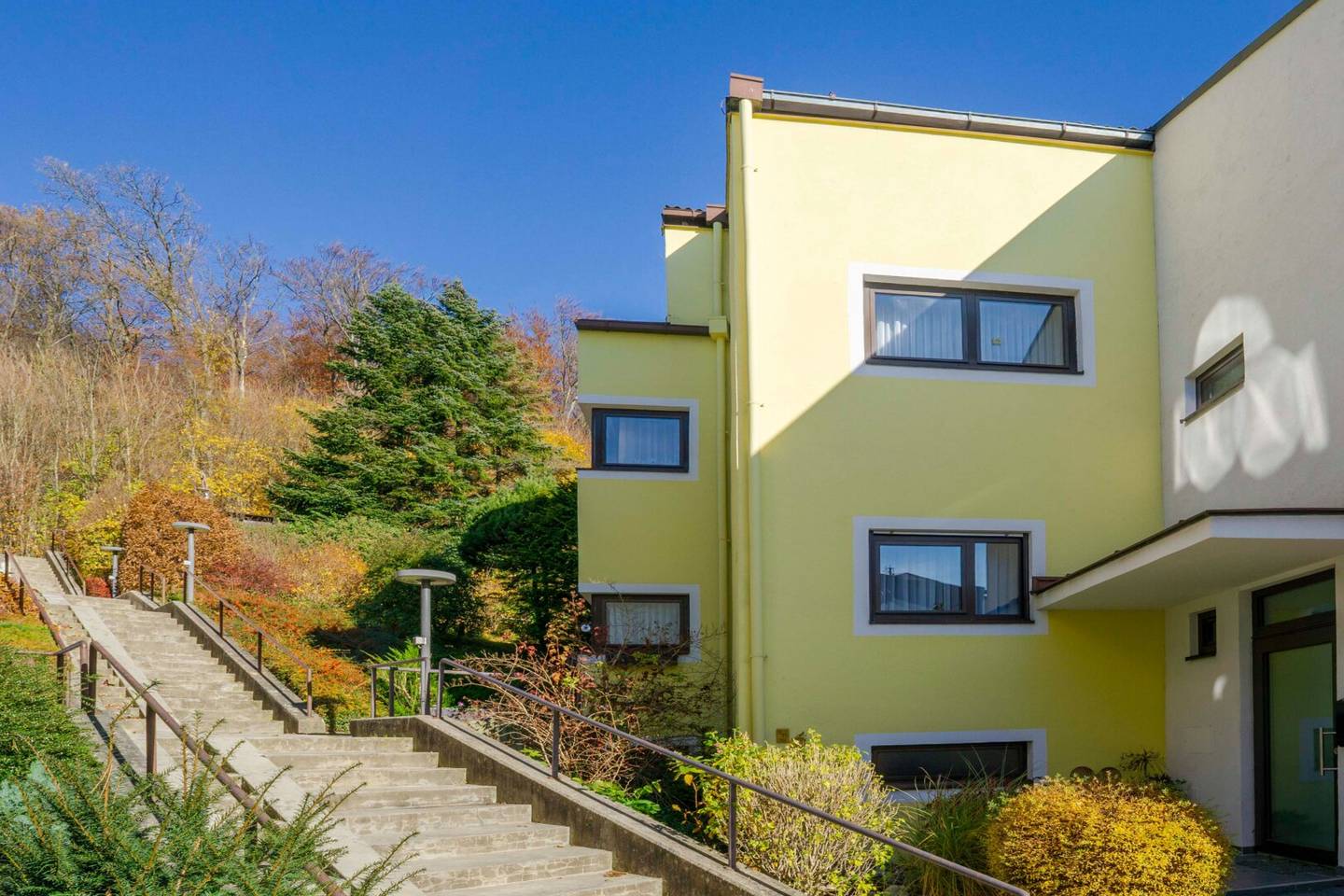 Eckreihenhaus mit traumhaft großem Garten - Einfamilienhauscharakter in zentrumsnaher Aussichtsslage