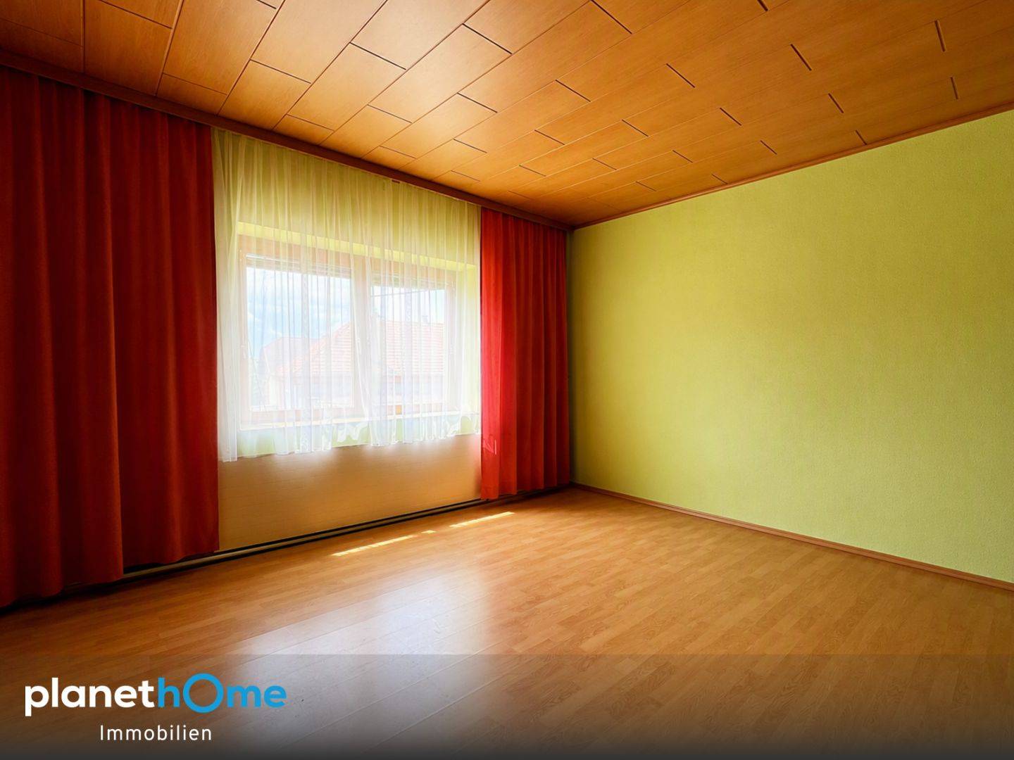 Bright apartment with private garden and south facing aspect
