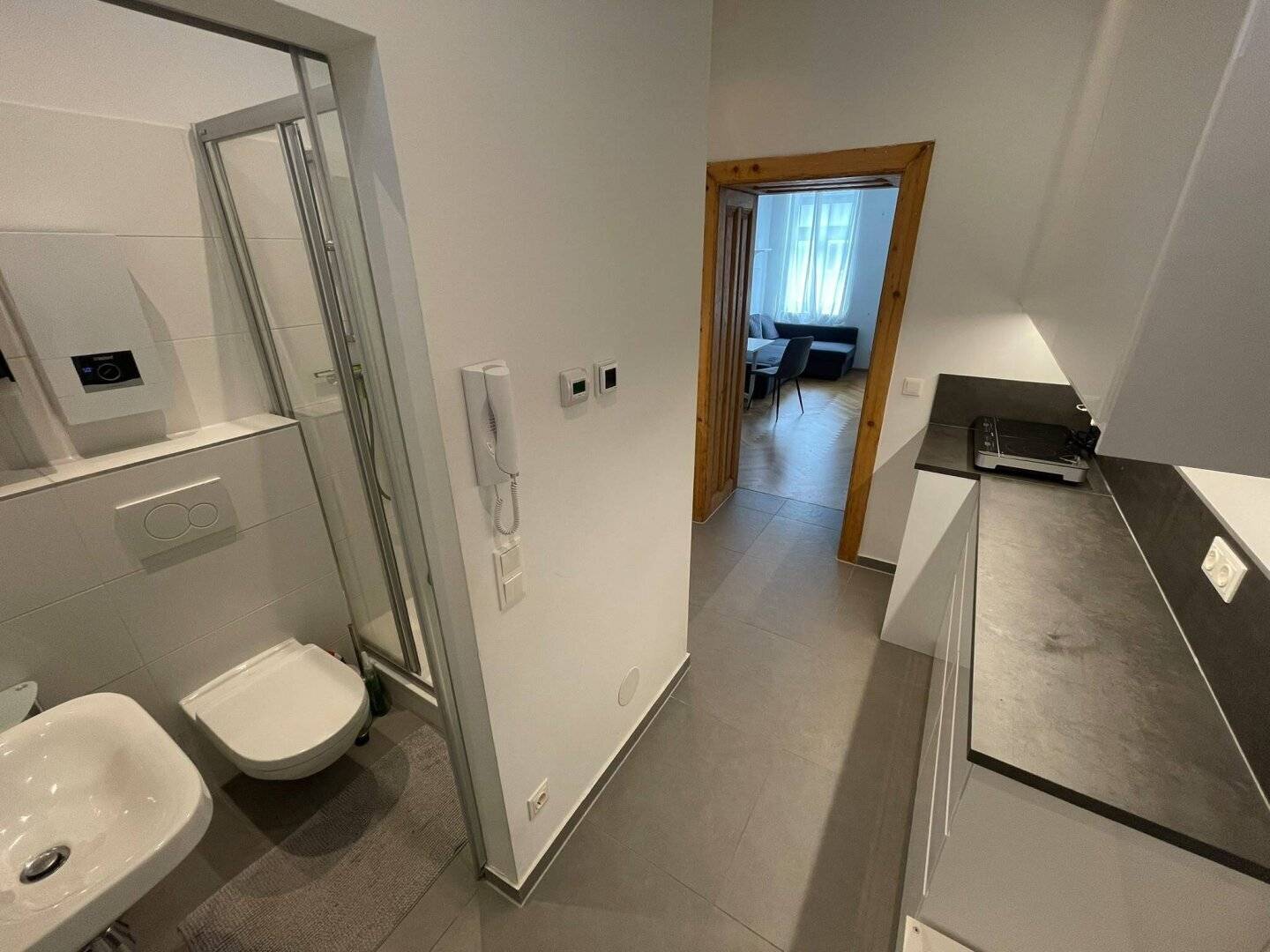 Renovated 1 room apartment with kitchen and bathroom at Brunnenmarkt