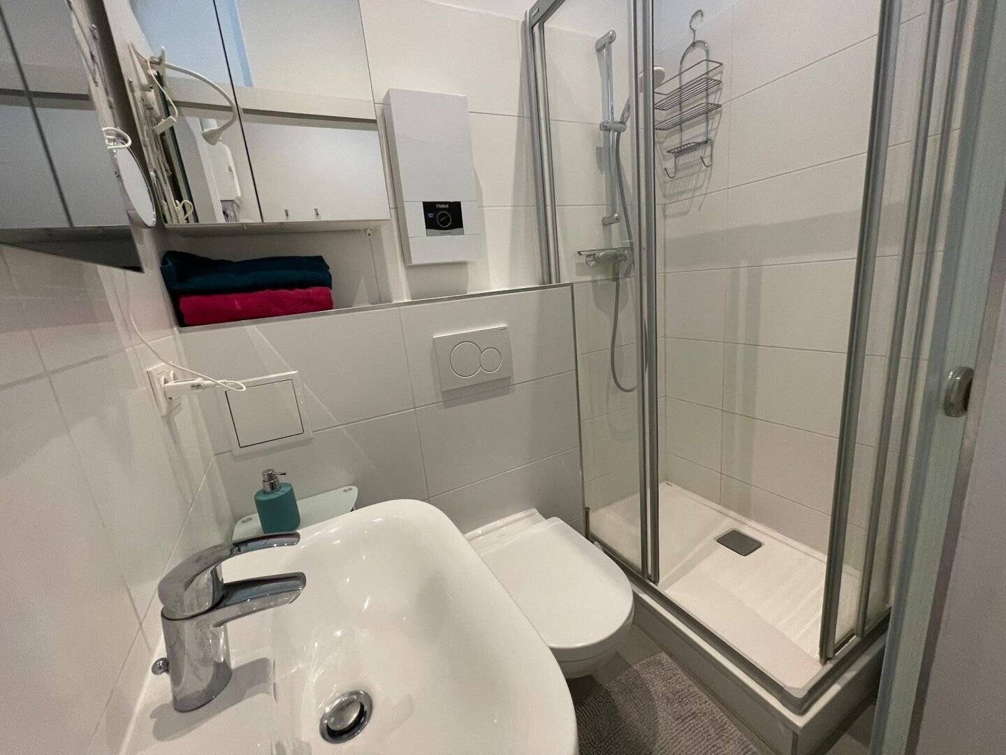 Renovated 1 room apartment with kitchen and bathroom at Brunnenmarkt
