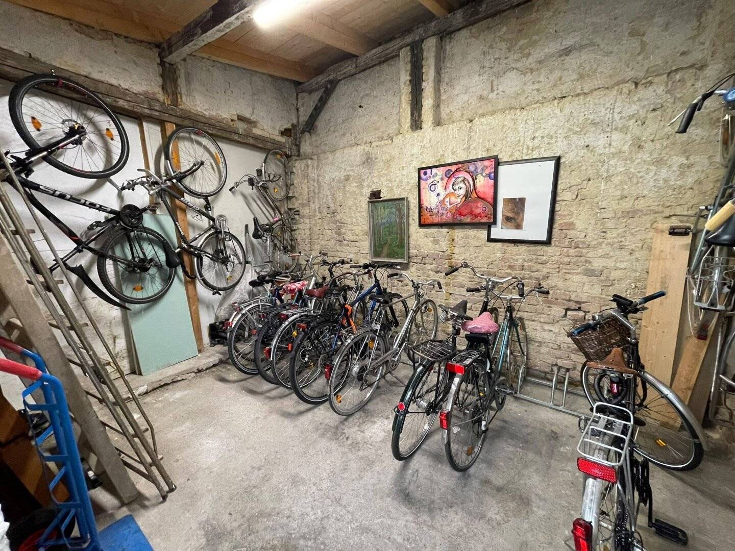 Renovated 1 room including kitchen and bathroom and spacious entrance hall at Brunnenmarkt