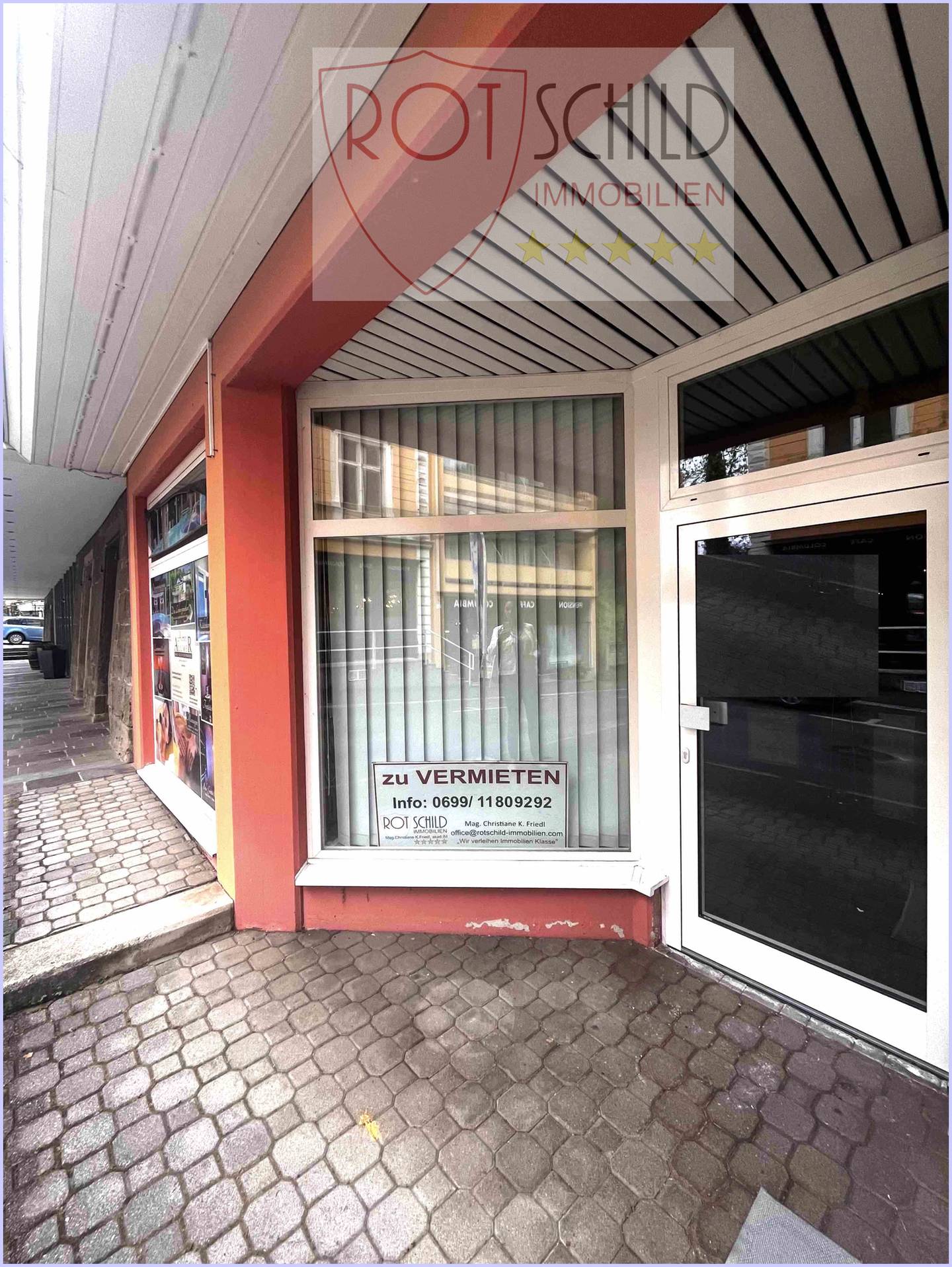 Helle großflächige Wohnung mit Schaufenster in Toplage