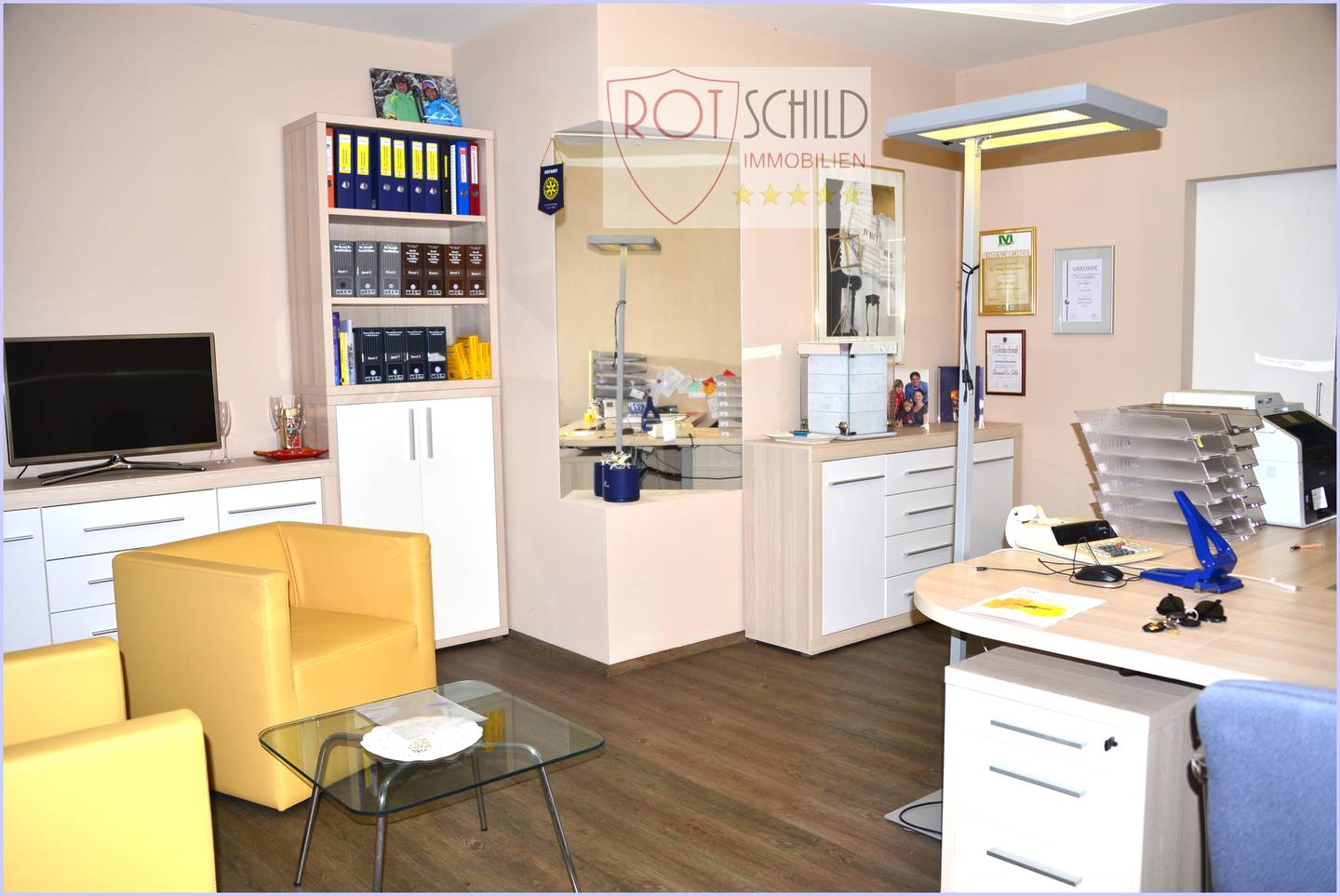 Helle großflächige Wohnung mit Schaufenster in Toplage