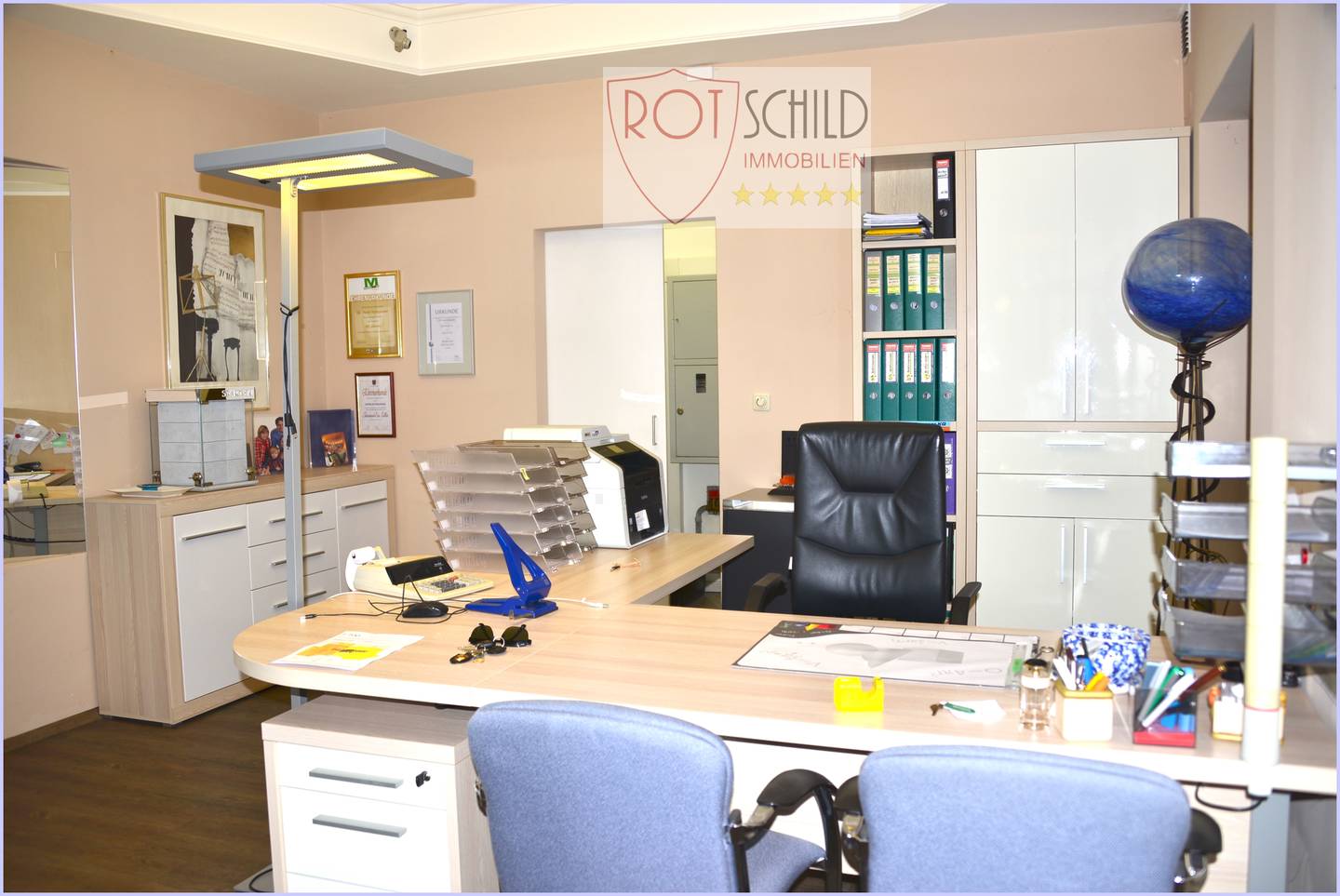 Helle großflächige Wohnung mit Schaufenster in Toplage
