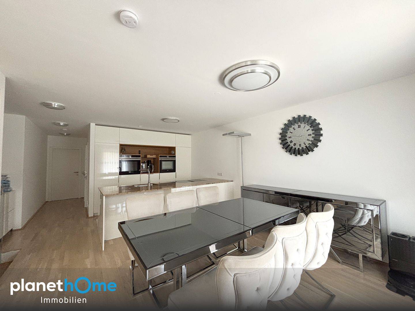 Ground floor apartment with private sunny garden and underground parking