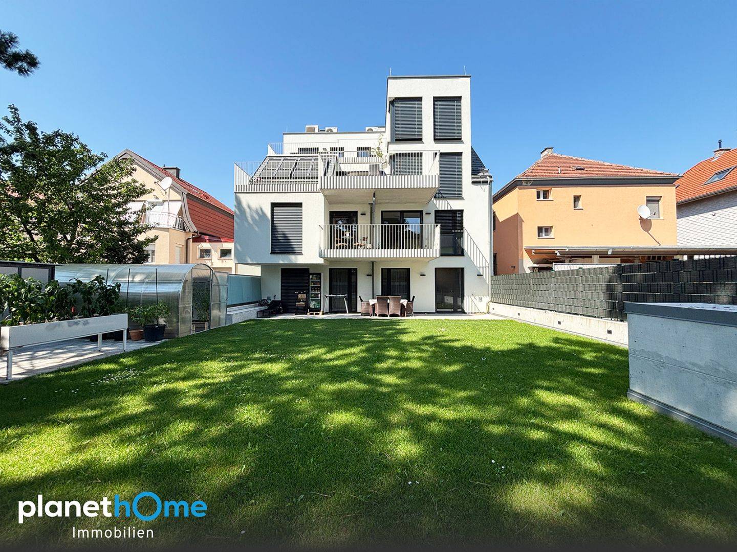 Ground floor apartment with private sunny garden and underground parking
