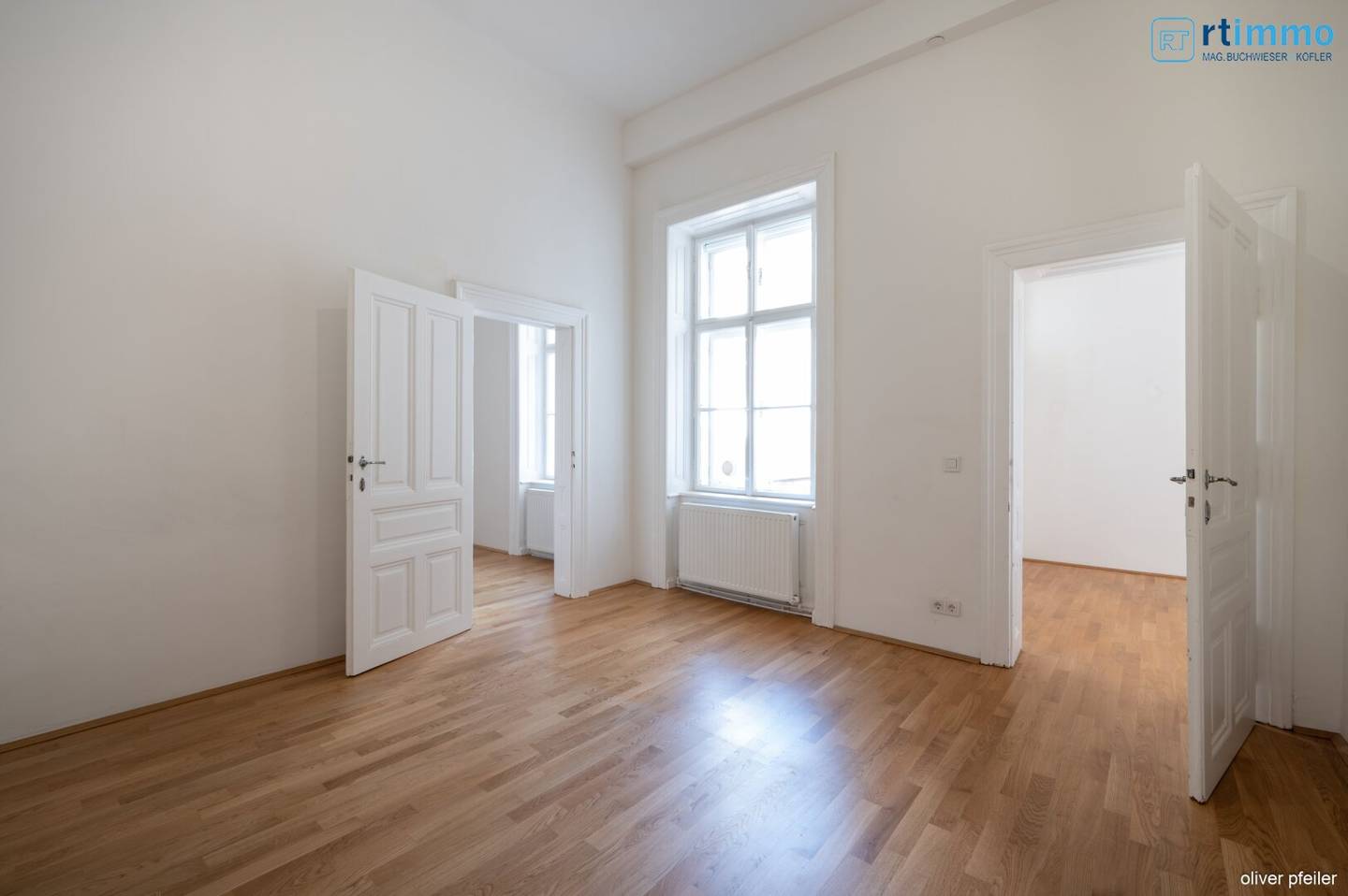 REPRÄSENTATIVE 5-ZIMMER-ALTBAUWOHNUNG MIT BALKON IM BOTSCHAFTSVIERTEL