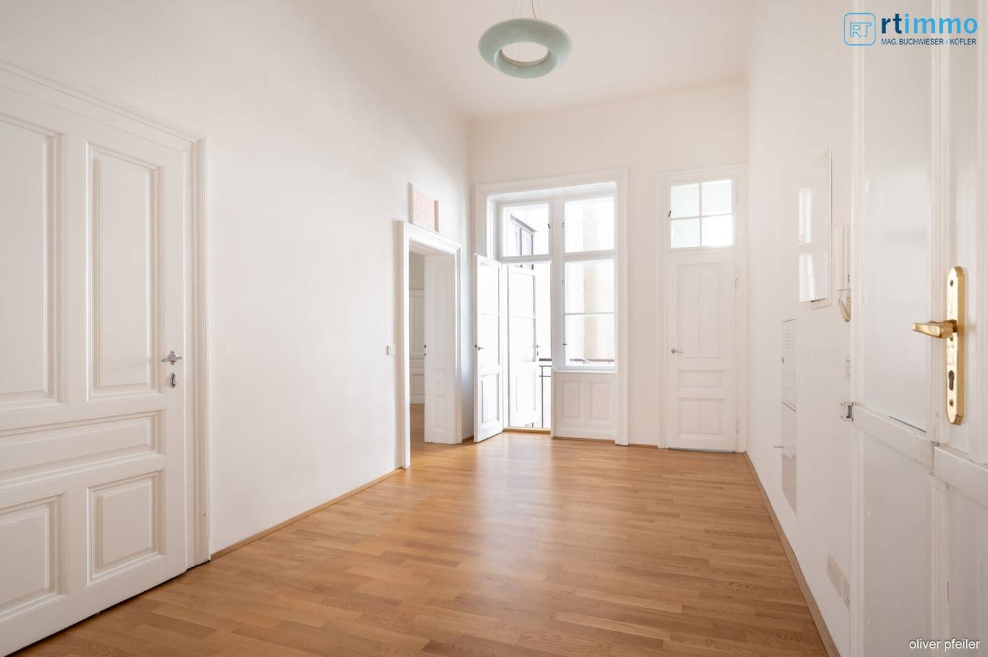 REPRÄSENTATIVE 5-ZIMMER-ALTBAUWOHNUNG MIT BALKON IM BOTSCHAFTSVIERTEL