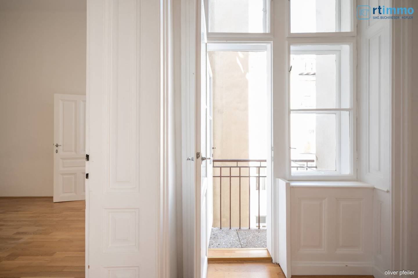 REPRÄSENTATIVE 5-ZIMMER-ALTBAUWOHNUNG MIT BALKON IM BOTSCHAFTSVIERTEL