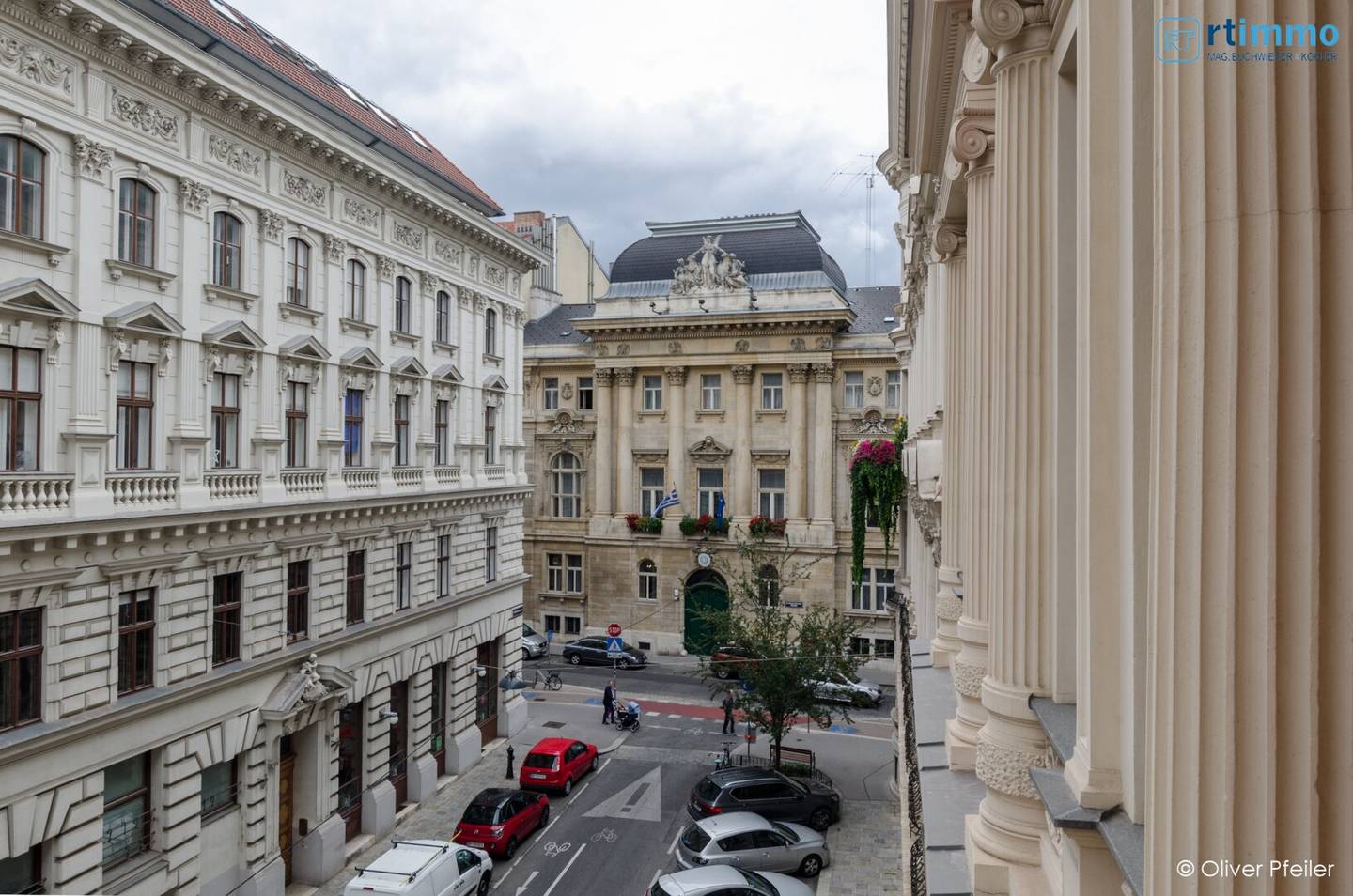 REPRÄSENTATIVE 5-ZIMMER-ALTBAUWOHNUNG MIT BALKON IM BOTSCHAFTSVIERTEL