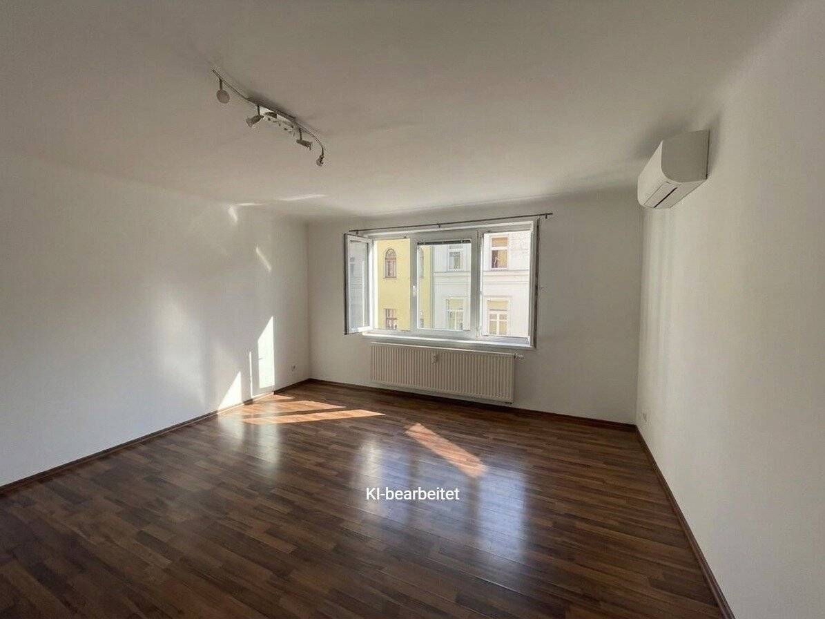 Bright 2-room apartment with loggia and air conditioning near Karmelitermarkt