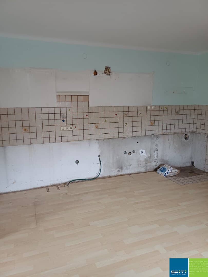 Spa town Bad Aussee, in need of renovation, bright 4-room apartment near train station