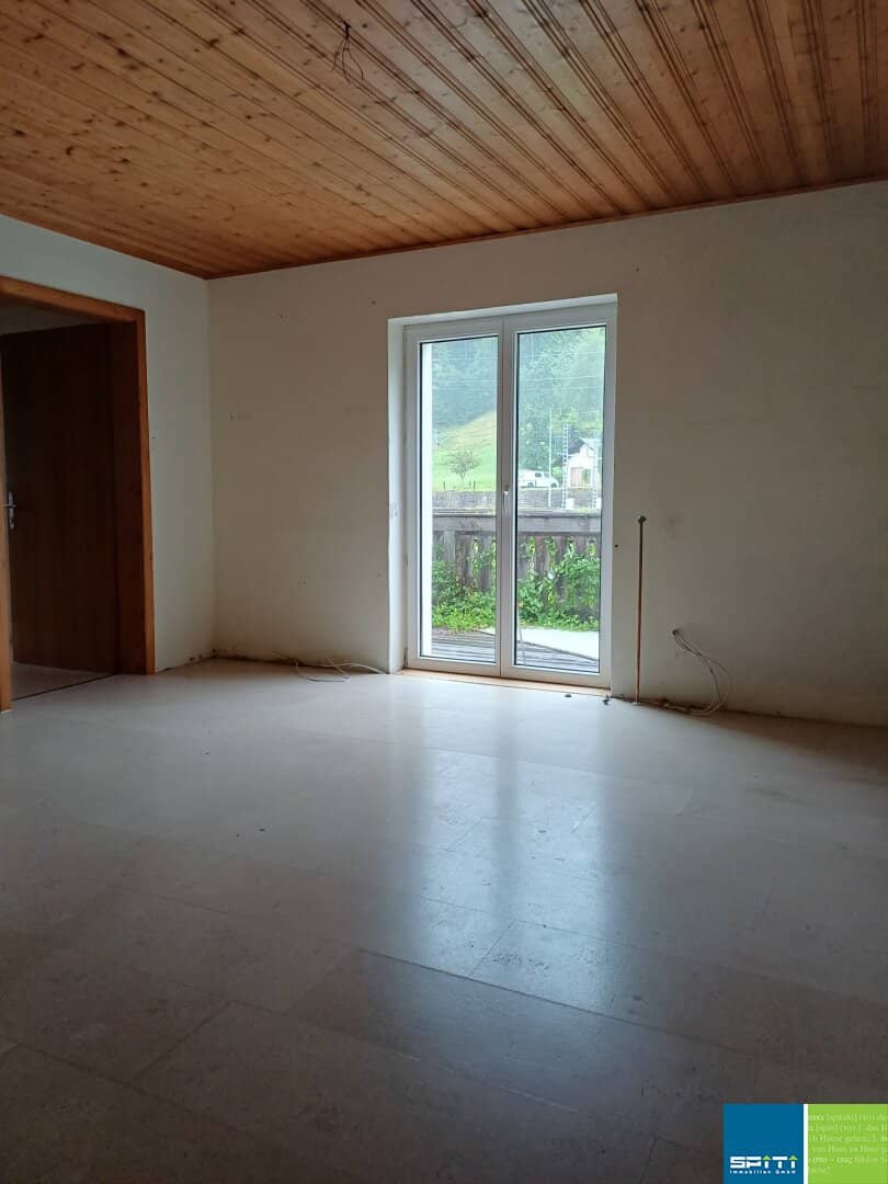 Spa town Bad Aussee, in need of renovation, bright 4-room apartment near train station