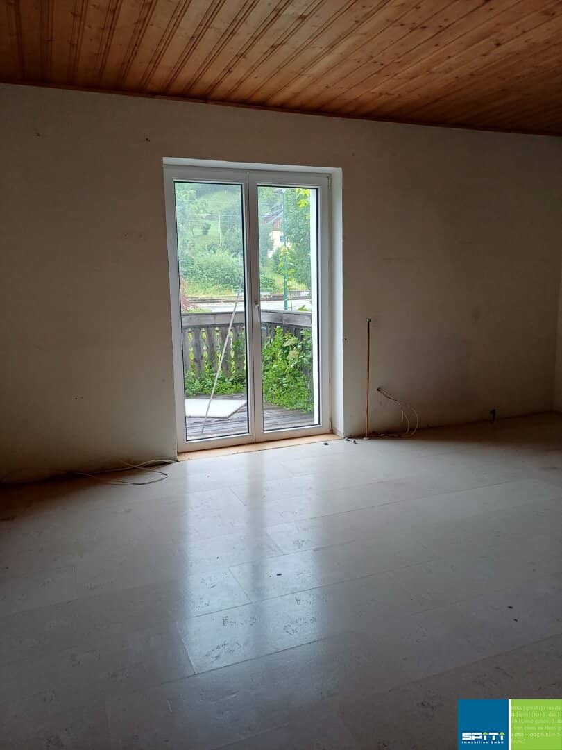 Spa town Bad Aussee, in need of renovation, bright 4-room apartment near train station