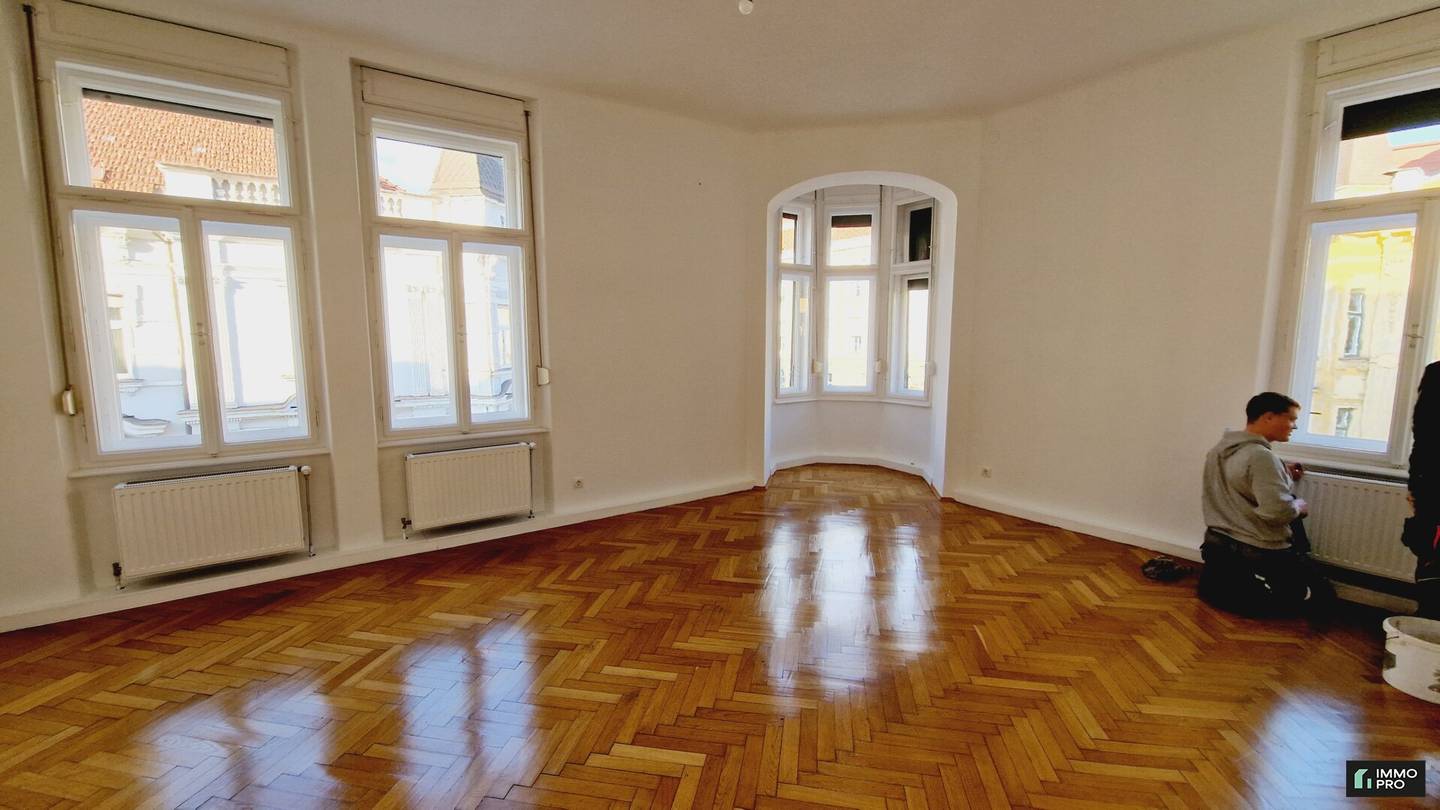 Spacious 5-room apartment with balcony in the center of Leoben
