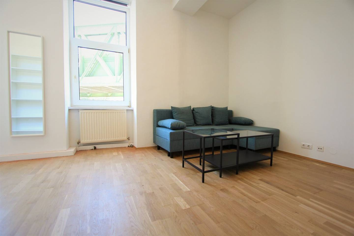 Beautifully furnished, bright 2-room apartment in central location Short-term rental