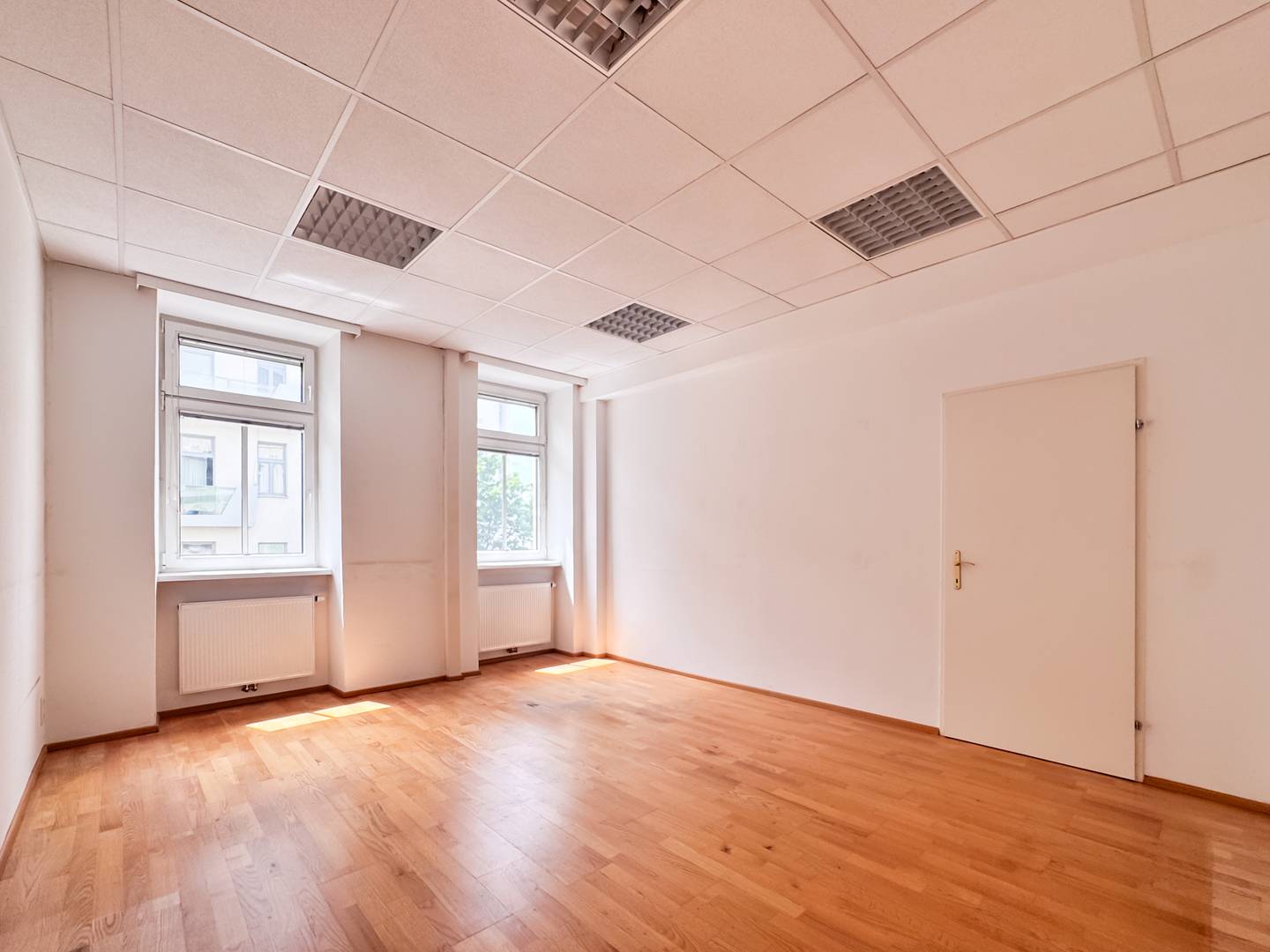 Bright apartment with parquet and a practical layout