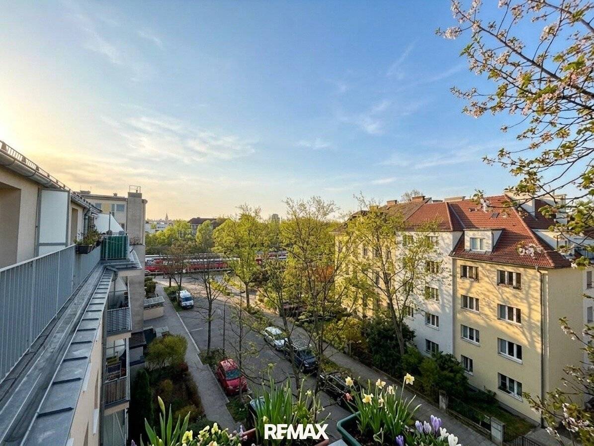 Bright 4-room attic apartment with Vienna Woods view and west terrace