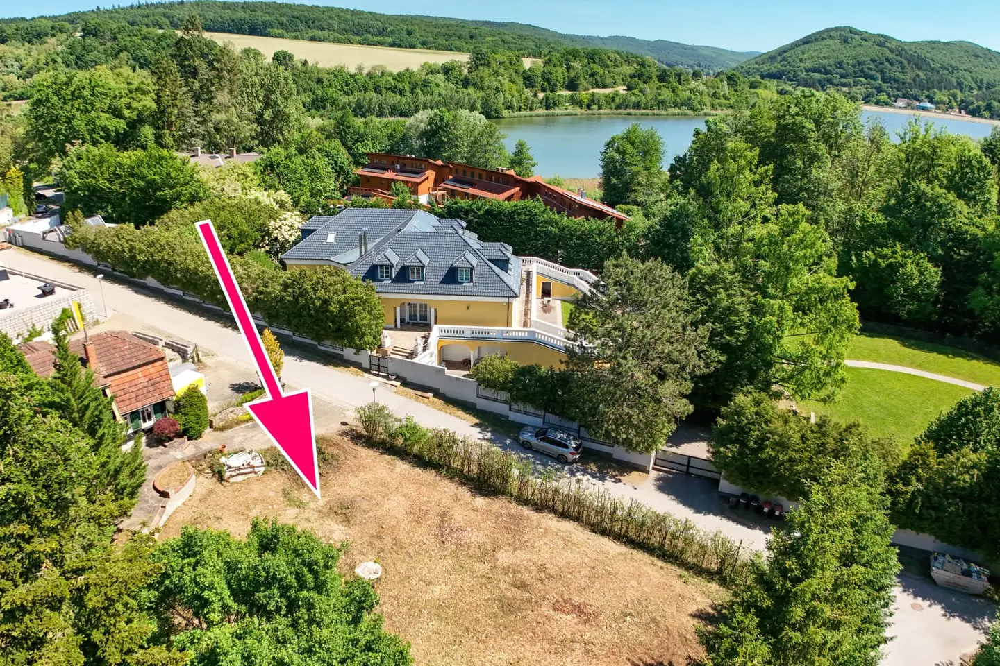 South-facing slope with an old house in a prime location at Bartberg surface??? we must not include surface