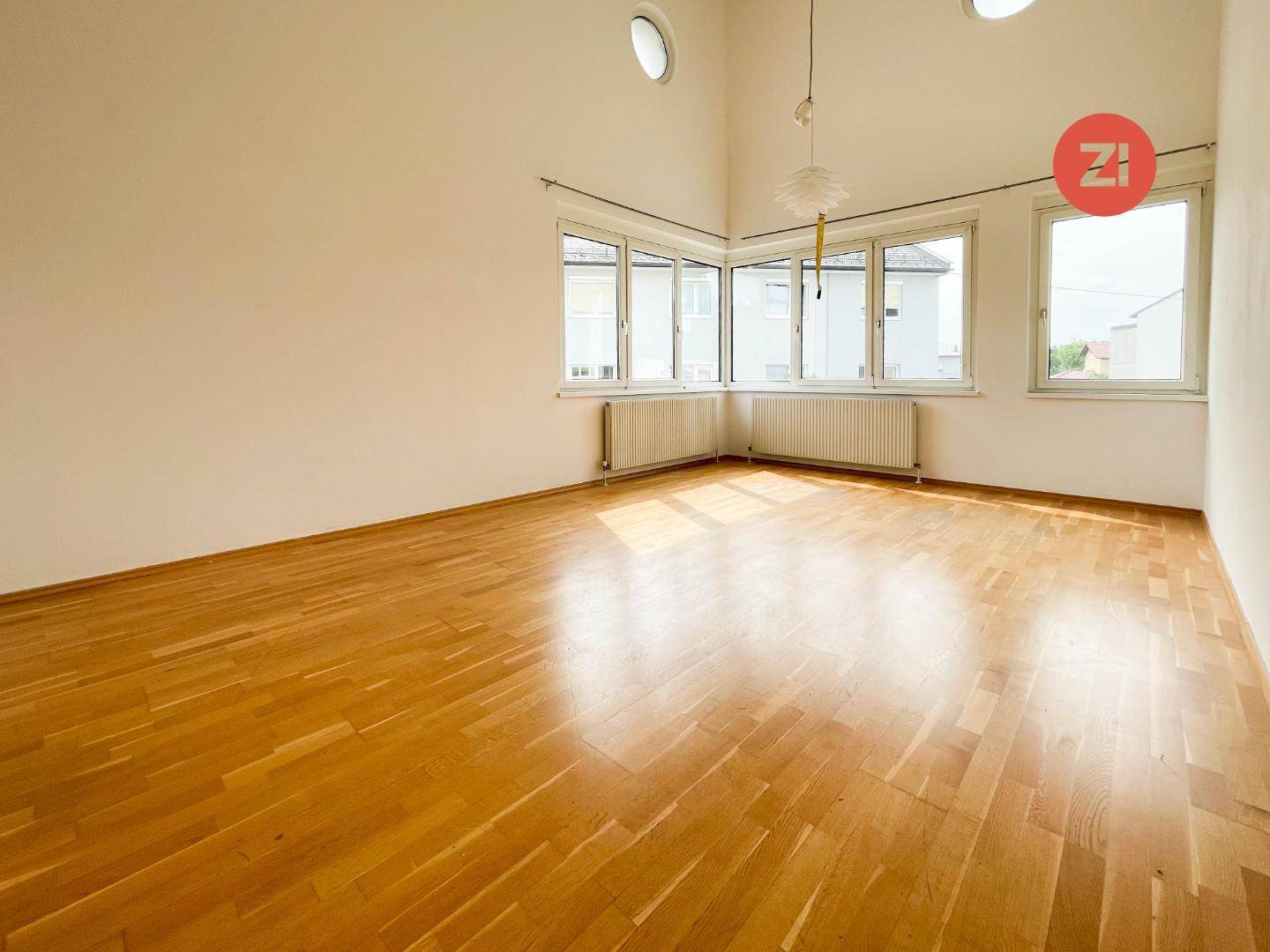 Bright Wohnung with private roof terrace area in central location