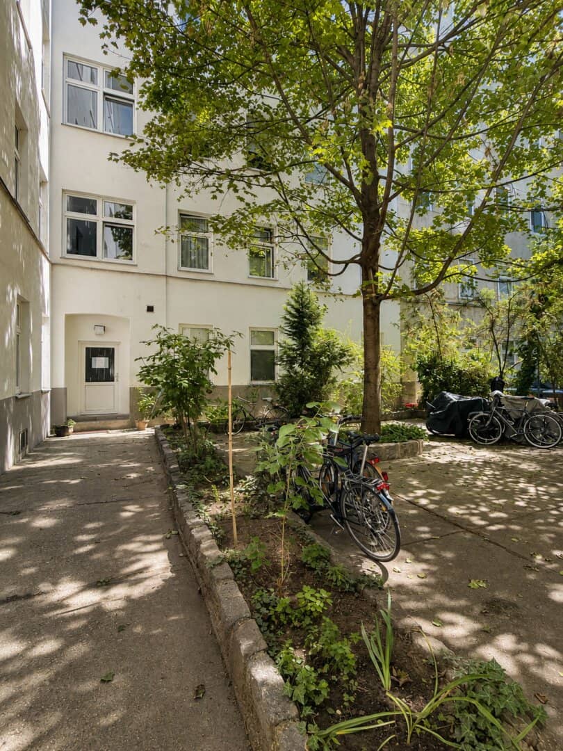 SERVITENVIERTEL quiet location renovation required 3-room apartment on the 4th floor with lift