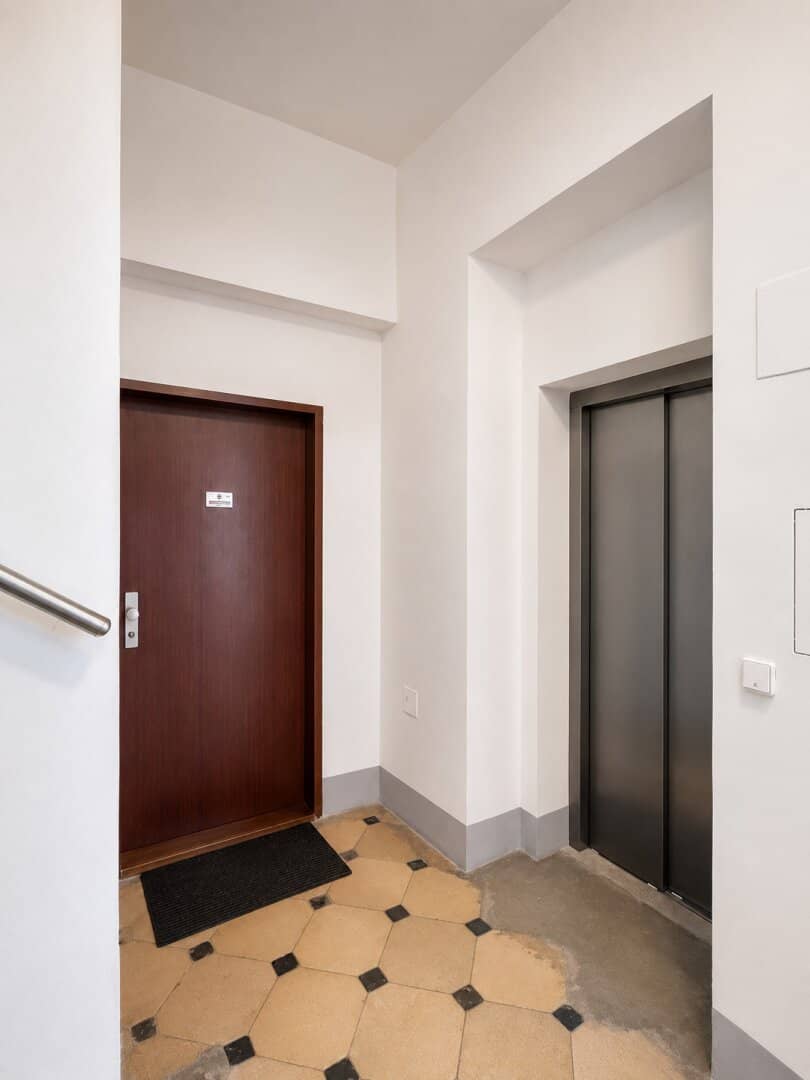 SERVITENVIERTEL quiet location renovation required 3-room apartment on the 4th floor with lift