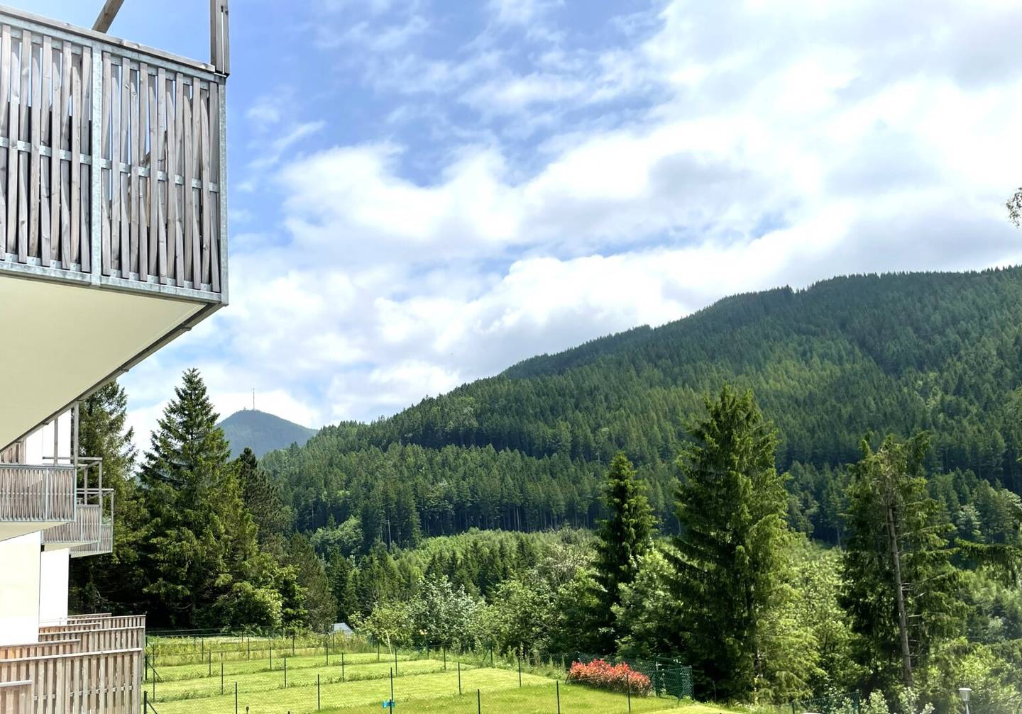 KÜHLE SOMMER IN IHREM  ZWEITWOHNSITZ -10 Grad kühler am Semmering!  Besichtigen Sie eine ca 80 m² Gartenmaisonette, mit unverbaubarem Blick in die Natur