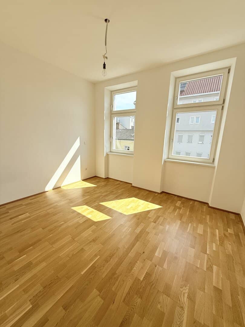 1210! Like-new 3 room apartment with large balcony