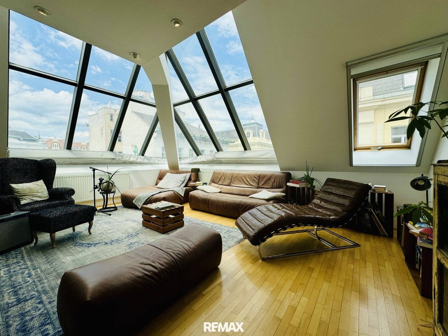 Exceptional attic maisonette with roof terrace and impressive view of Vienna near Naschmarkt