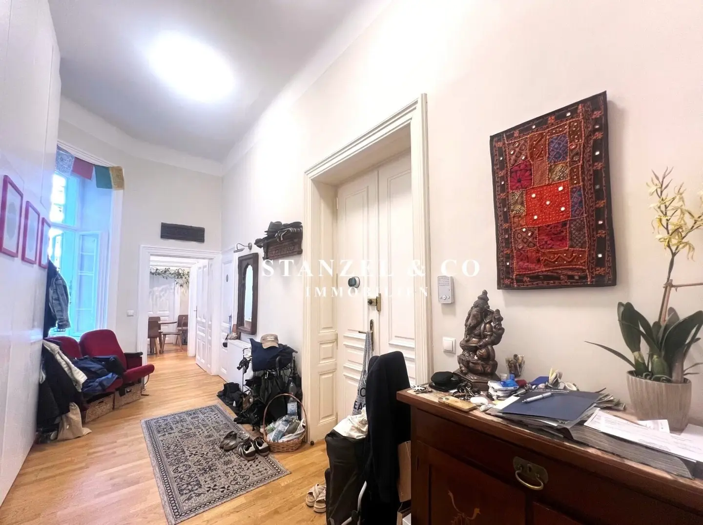 Classic bright period apartment near the city