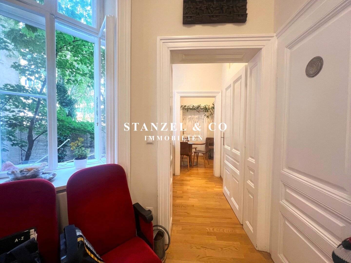 Classic bright period apartment near the city